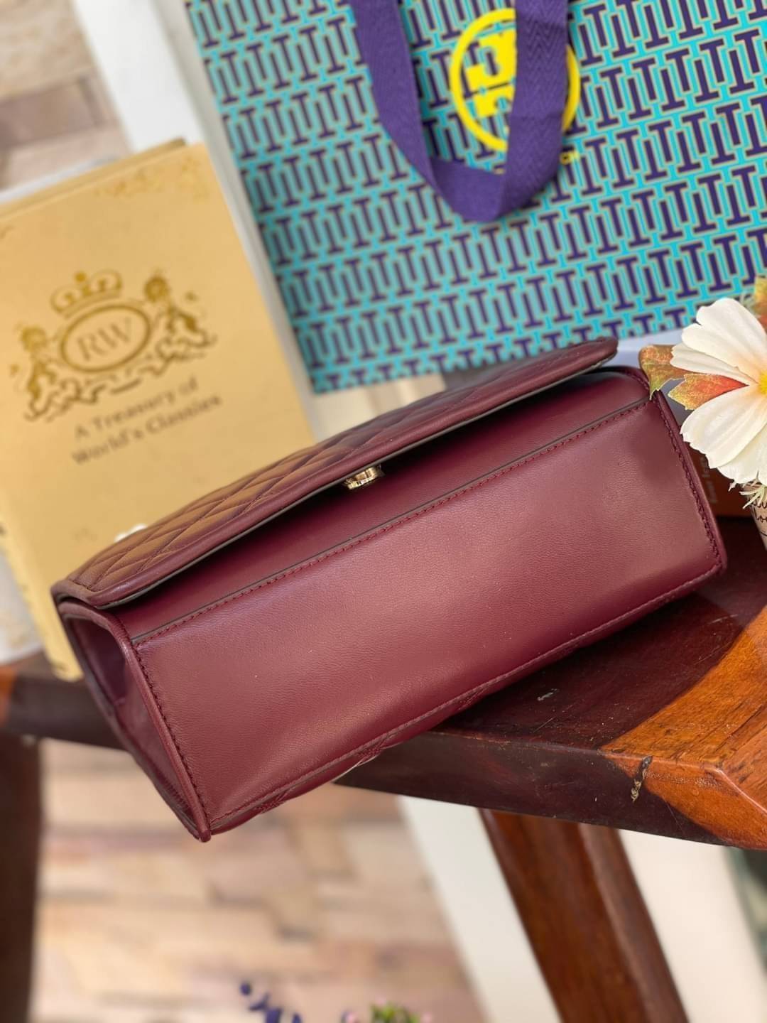 Tory Burch Savannah Convertible Shoulder Bag สาว ๆ ลุคสาวๆไม่ควรพลาด Collection นี้เลยนะคะ เป็นรุ่นที่ตอบโจทย์และครองใจสาว ๆ ได้อย่างแท้จริง เนื่องจากมีดีไซน์เรียบหรู โดยทางแบรนด์ได้ใช้เทคนิคการเย็บบนหนังเป็นลายเส้น (Chevron) ทำให้กระเป๋าดูมีราคามากยิ่งขึ