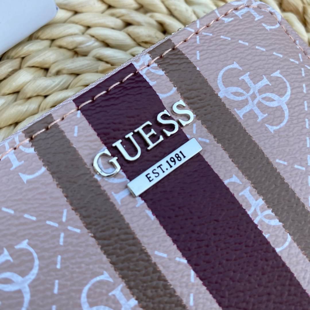 Guess wallet กระเป๋าสตางค์ใบสั้นซิปรอบทั้งใบ หนังลายแบรนด์ทั้งใบด้านหน้าติดโลหะโลโก้แบรนด์ หนังดีงามมาก