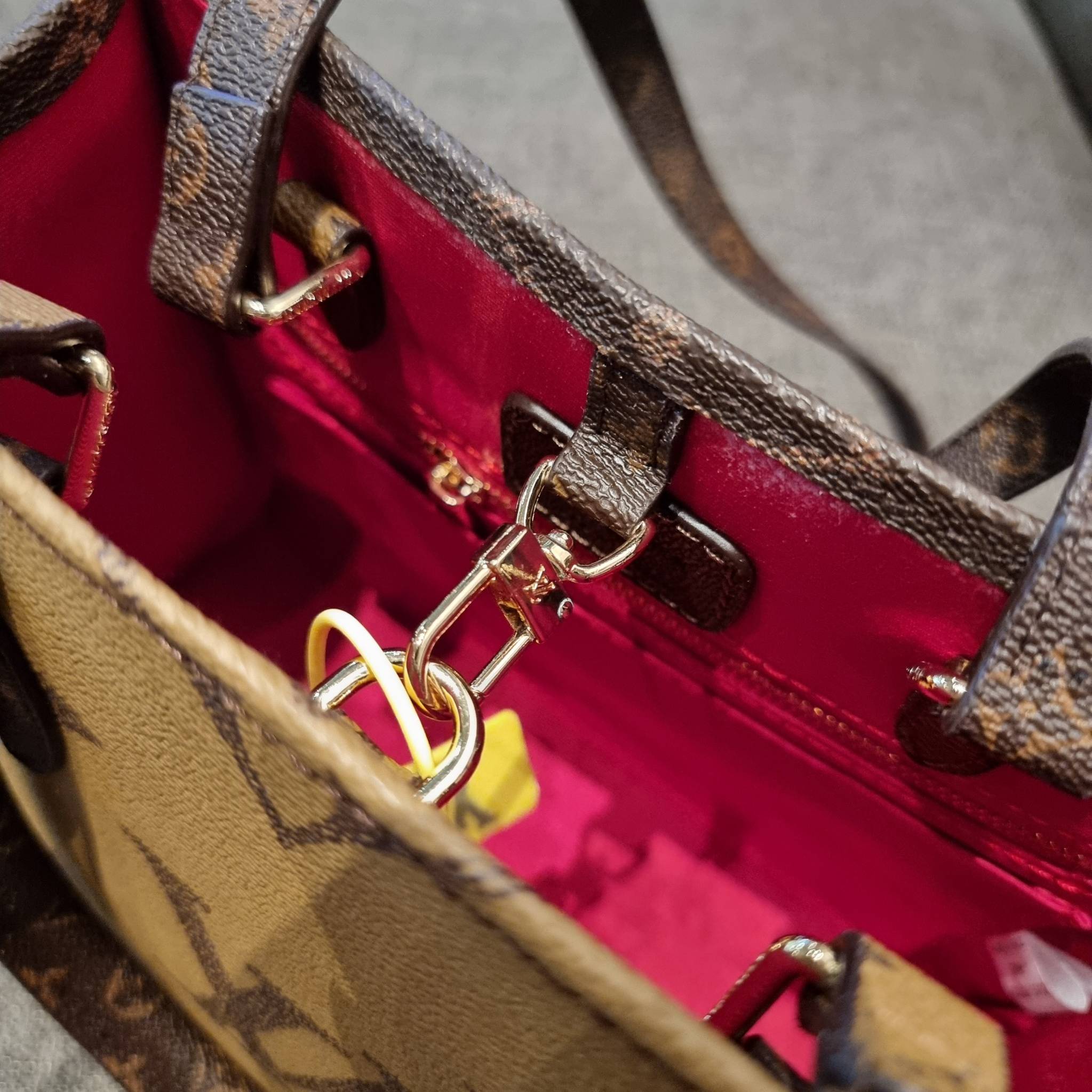 LV crossbody tote bag 10" 16" สเปเชี่ยล gift box set ในราคาที่แสนดี น่าคบหา!! สุดคุ้มและสวยที่สุดยันกล่อง!! ได้ไปยังไงต้องร้องว้าว!! กระเป๋าทรงโท้ทที่สาวๆตามหา ดีไซน์คลาสสิค ผู้ดี หรูหรา โทนสีใช้งานง่าย ได้ทุกลุค ทุกสไตล์ วัสดุหนังแคนวาสคุณภาพ ม