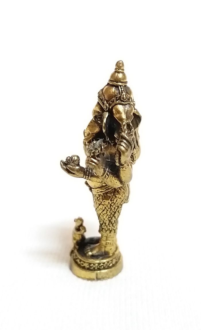 พระพิฆเณศปางตรีมุขคณปติแบบยืน สูง 3.5 เซนติเมตร (ประทานพรโชคลาภ มีอำนาจ)เนื้อทองเหลือง(ตั้งบูชาหน้ารถ)พร้อมใบคาถาค่ะ