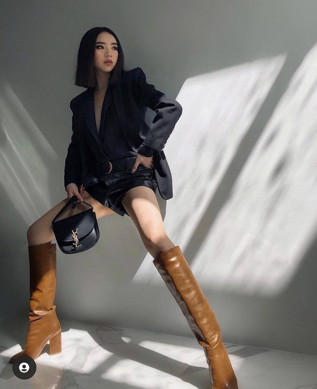 YVES SAINT LAURENT YSL BAG VIP GIFT WITH PURCHASE (GWP) พรีเมี่ยมกิ้ฟ Limited Edition จาก YSL DUTY FREE COUNTER ทรงสี่เหลี่ยมหนังสวยหรูอยู่ทรงเปิดปิดด้วยฝาปิดโลโก้แบรนด์อะไหล่ทองวินเทจ ภายในโล่งมีช่องหลัก และช่องใส่บัตรสามารถใส่มือถือของใช้จุกจิกได้เยอะ ส