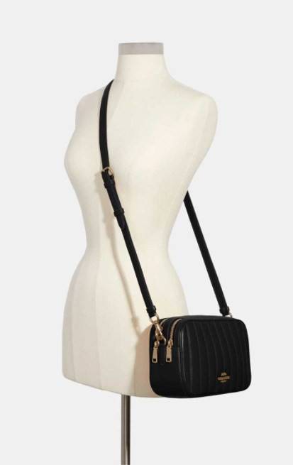 COACH C1569 JES CROSSBODY WITH LINEAR QUILTING ใหม่ล่าสุด!! กระเป๋าสะพายข้าง รุ่น 2 ซิป ใบใหญ่จุใจ ดีไซน์ใหม่ เพิ่มลูกเล่นให้ดูหรูหรายิ่งขึ้น วัสดุหนังสังเคราะห์บุเป็นลายเส้นสวยงาม เปิด-ปิดด้วยซิป 2 ช่องหลัก ใช้งานง่าย ทรงสวยมากๆรุ่นนี้ มาพร้อมสายสะพาย cr