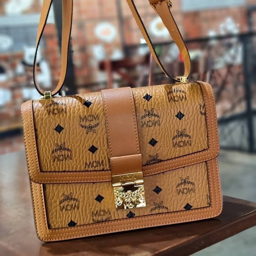 M.C.M TRACY SHOULDER BAG IN VISETOS คอลเลคชั่นเทรซี่ใหม่ล่าสุด 2021 กระเป๋าสะพายไหล่ ดีไซน์ยูนีคในลวดลาย visetos เอกลักษณ์ ใช้ได้ในทุกโอกาส รอบนี้ไซส์ใหญ่จุใจ ใส่ของได้รัวๆ วัสดุหนังแคนวาสคุณภาพดีสลับหนังแท้ เปิด-ปิดด้วยตัวกดล็อคแน่นหนา ภายในโล่งกว้าง มีช