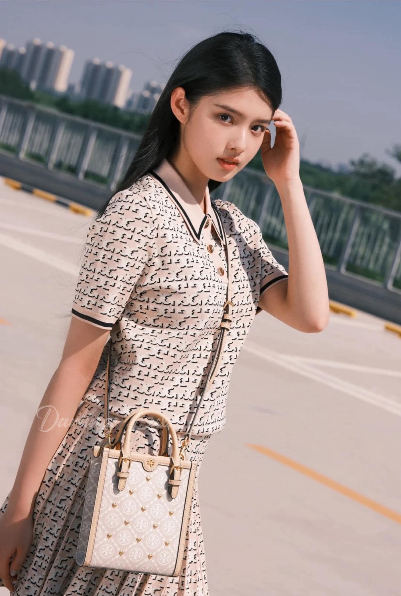 TORY BURCH Mini T Monogram Tote ivory multi heart shape / Tory Mini Tote Bag กระเป๋าทรงโท้ทมินิแต่งหัวใจสีทองสวยหรู น่ารักรุ่นใหม่ล่าสุด เกรดท็อปออริ เทียบแท้ 1:1 เกรดดีสุด ใช้งานต่างประเทศได้