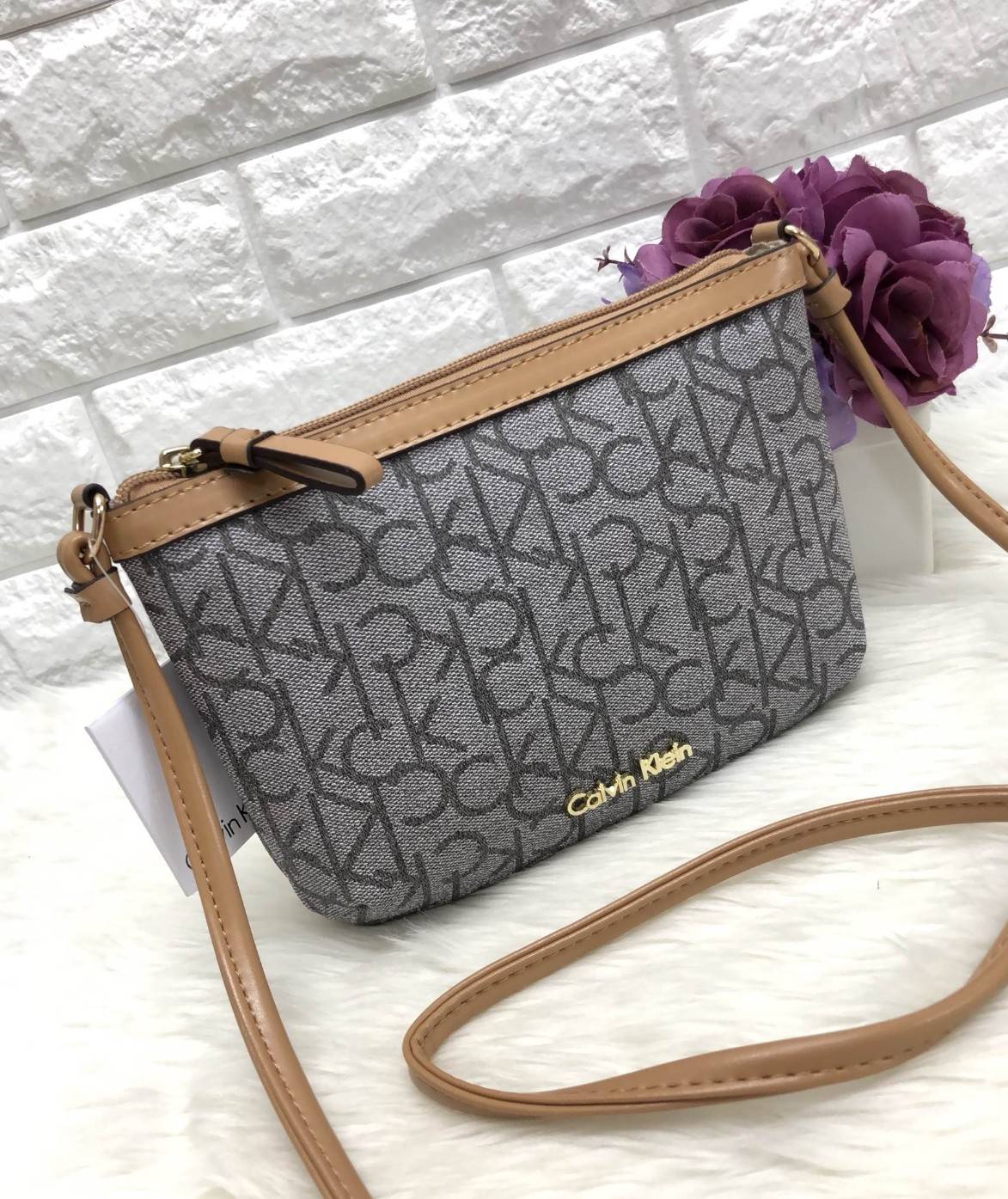 CALVIN KIEIN MINI CROSSBODY BAG กระเป๋าสะพาย size mini น่ารัก วัสดุหนังลายแบรนด์รอบใบ ด้านหน้าประกับ l0go brand อะไหล่ทอง เปิดปิดกระเป๋าแบบซิป ภายในโล่ง ใส่ธนบัตร, bookbank, มือถือได้ทุกรุ่น สายสะพาย เป็นหนังนิ่มสะพายสบาย ใบนี้ classic ตลอดกาลค่ะ