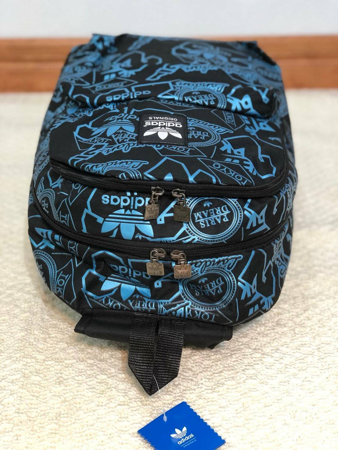 Adidas Backpack มีช่องสำหรับใส่ Notebook , Tablet ในตัวกระเป๋า สายเป้ และด้านหลังบุผ้าตาข่ายนุ่ม รองรับหลัง รูปแบบสวยทันสมัย รองรับทุกการใช้งาน เป็นกระเป๋าเป้นักเรียน-เป้กีฬา-สะพายเที่ยวชิลๆเลยค้า