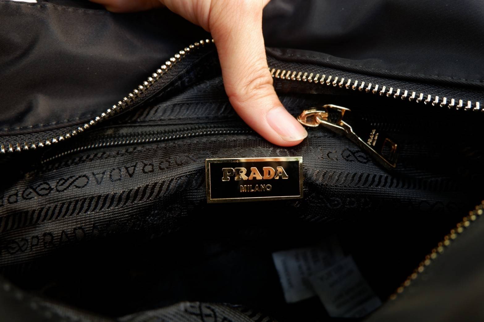 BEST SELLER !! สำหรับกระเป๋าอเนกประสงค์ ทรง Mini TOTE จากแบรนด์ PRADA เป็น กระเป๋าผ้าไนล่อน ตามแบบฉบับของแบรนด์เลย ใบนี้มีสายยาวให้ค่ะ เลิศมาก สะพายเป็น Shoulder bag หรือถือได้คะ ด้านหน้าเป็นลายหมี ปั๊กกลิ้ตเตอร์ +logo brand ใช้แล้วสวยมากๆ อะไหล่ทองหรูมาก