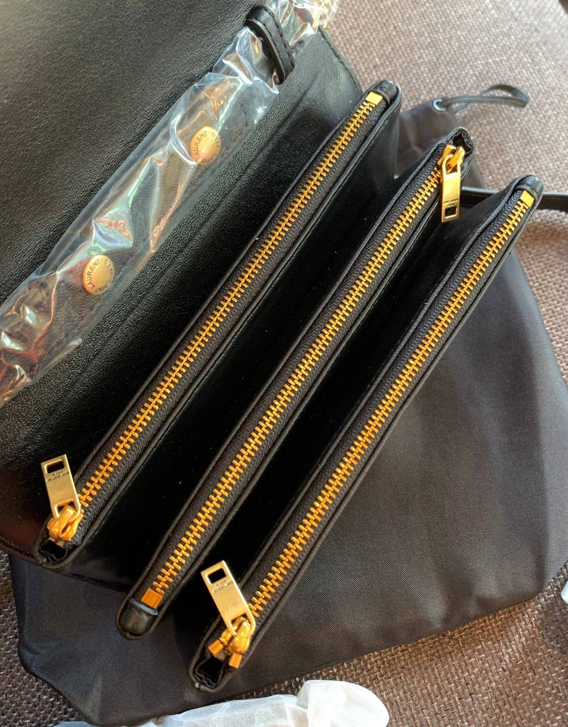 Yves Saint Laurent Shoulder Bag//Clutch Bag พร้อมส่งที่ไทย ทันใช้สงกรานต์นี้กันค่าา! กระเป๋าสะพายข้าง หรือสามารถทบสายเป็นสายคู่เป็นแบบคล้องไหล่ได้และสามารถถอดสายออกถือแบบคลัทออกงานก็ยิ่งสวยโดดเด่นมากๆเลยค่ะ หนังแท้อย่างดี หนังนิ่มน่าใช้ หลงไหลน้องแน่นอนค่