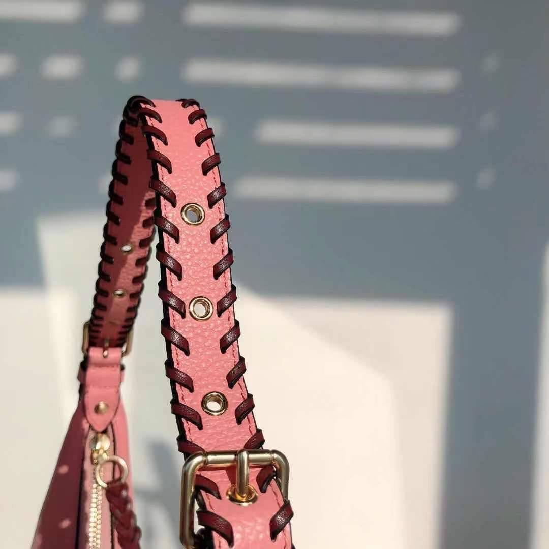 COACH BAILEY HOBO WITH WHIPSTITCH ((C4108//C1322)) พร้อมส่งที่ไทย!! สวยจริงไม่จกตาแน่นอนค่าา กระเป๋าทรงโค้ง ใช้แบบหิ้วหรือคล้องไหล่ก็ดูดี ใช้วัสดุหนังแท้ชั้นดี หนังสวยมากๆค่ะ ด้านหน้าใช้อะไหล่แบรนด์ตัวใหญ่ หรู ดูสะดุดตามีเดียว