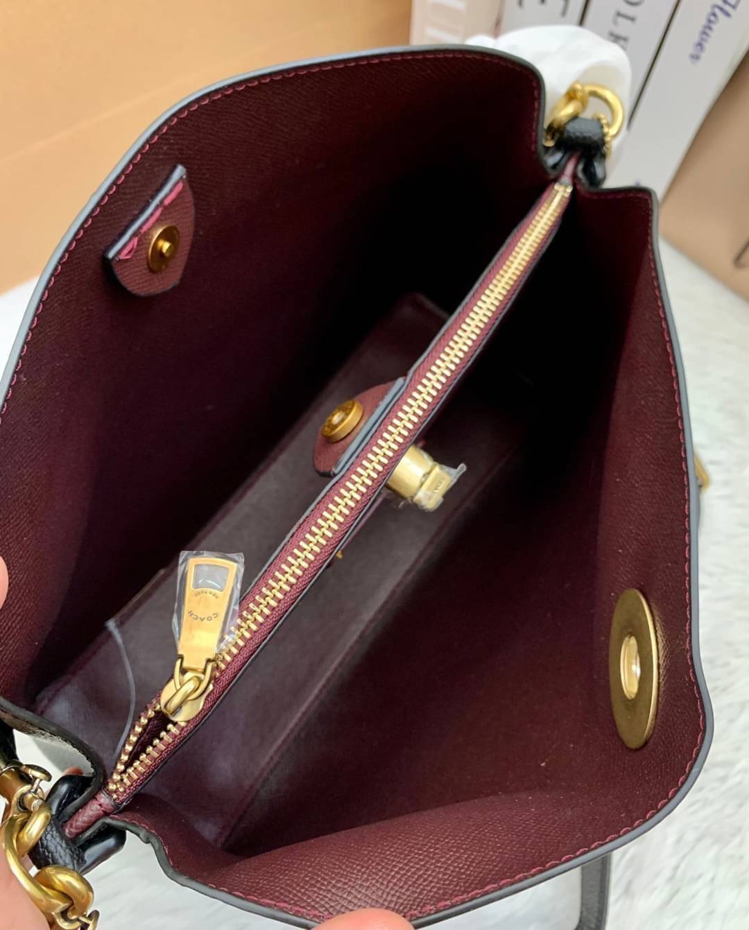 COACH WILLOW SHOULDER BAG ((C2745//C2590//C2621)) พร้อมส่งที่ไทย รุ่นแนะนำค่ะ🔥🔥 🔺กระเป๋าหิ้ว//คล้องไหล่//สะพายข้าง สุดคุ้ม! หนังแท้ชั้นดี ได้ไปหลงรักแน่นอนค่ะ หนังสวยมากๆ😘 🔺ตัวกระเป๋าแบ่งเป็นสองช่องหลัก ด้านนึงเป็นแ