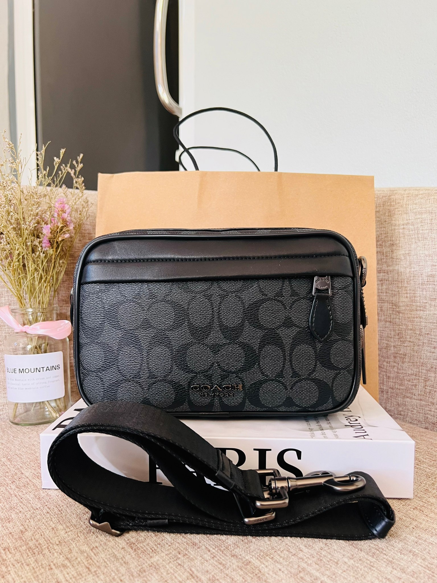 COACH GRAHAM CROSSBODY IN SIGNATURE CANVAS F50715 ผ้าใบเคลือบซิกเนเจอร์พร้อมรายละเอียดหนังลูกวัวที่ผ่านการกลั่น| ภายในกระเป๋ามัลติฟังก์ชั่น| ปิดซิป ซับในผ้า| ด้านนอกมีซิปและกระเป๋าสลิป| สายสะพายถอดได้ 53" สำหรับสะพายไหล่หรือ crossbody