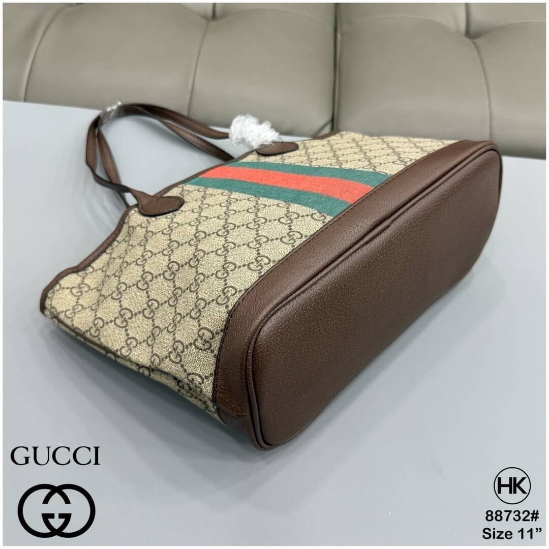 GUCCI Ophidia Small Tote Bag กระเป๋าทรงโท้ทขนาดกำลังสวย ใช้งานง่าย โดดเด่นด้วยลายคาดสีเขียวแดงเป็นเอกลักษณ์แบรนด์ สวยเรียบหรู คลาสสิคไม่มีเบื่อ ภายในโล่งกว้าง ใช้สะพายเป็น everyday bag เหมาะมากๆ