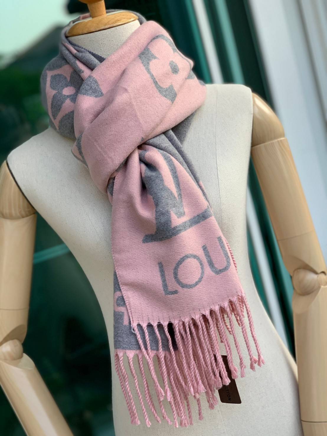 Louis Vuitton Women’s Scarves Accessories อีกหนึ่งแบรนด์ดังจากปารีส ด้วยงานพรีเมี่ยมกิ้ฟสีพาสเทล เพื่อส่งมอบความรู้สึกดีๆให้กับคนที่คุณรัก ในรูปแบบผ้าพันคอและผ้าคุมไหล่ผืนใหญ่ให้ความอบอุ่น ถักทอด้วยผ้าcashmere ผ้าเนื้อดี สัมผัสนุ่มมือ ทอลายในตัว สีและลายค