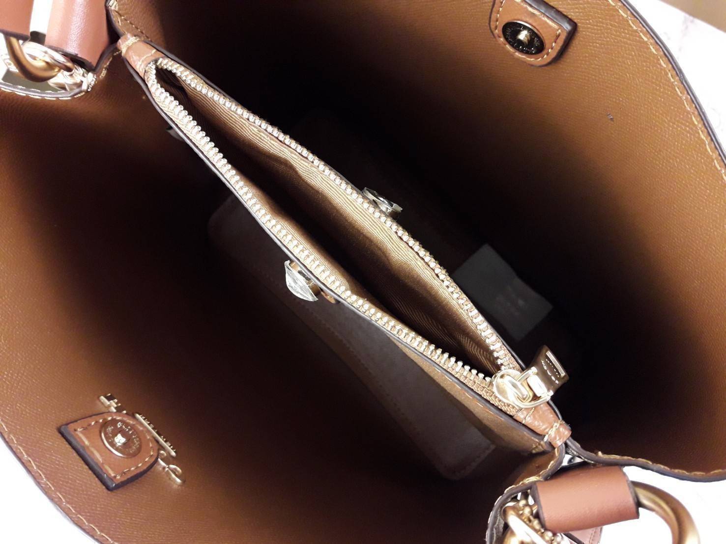 ใบใหญ่ 10" COACH TOWN BUCKET BAG IN SIGNATURE CANVAS (COACH 91512) 🌺 เป็นสีที่ขายดีมากๆ และหายากมากๆด้วย!! //ขนาด 10 นิ้ว ใส่ของได้จุใจ!! //กระเป๋าสะพายข้าง //วัสดุหนังแคนวาสอย่างดี หนังสวย อยู่ทรง มีสายสะพายยาว ใช้สะพายเป็นคลอสบอดี้ได้ สายยา