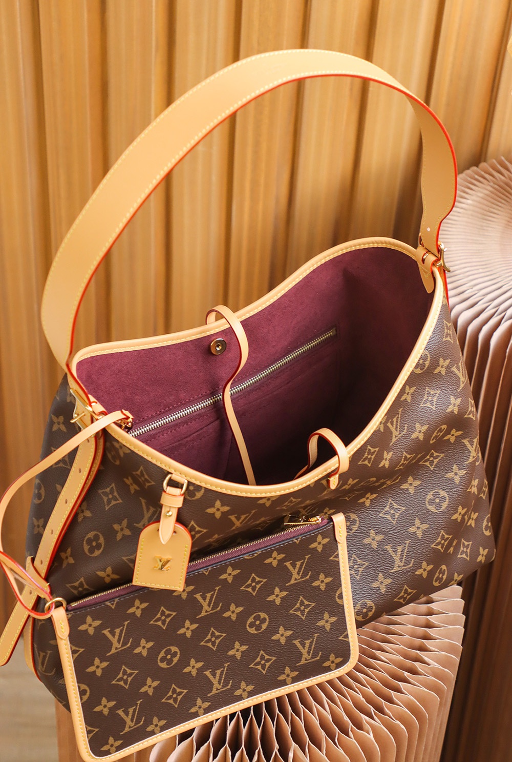 LV CARRYALL Monogram Canvas / LV Shopping Bag รุ่นใหม่ล่าสุด กระเป๋าสะพายทรงหรูหรามีสไตล์ สวยปังมั้ยไหว ใบจริงสวยมากกกก ได้สวยก่อนใคร วัสดุหนังแคนวาสเคลือบลาย สวย คลาสสิค ภายในเป็นช่องโล่ง จุของได้เยอะ สาวๆใช้ใบนี้ สะพายไปไหนก็เข้ากัน ถ่ายรูปสวยๆ ชิคๆ โดด