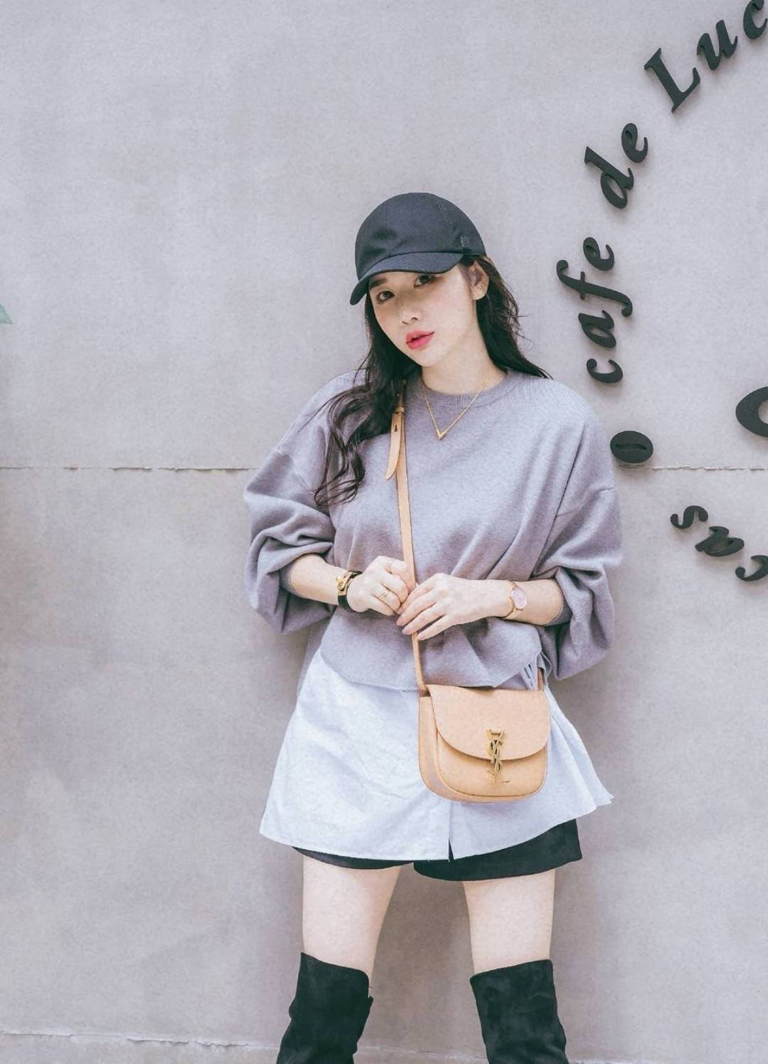 VIP 🥂 สีใหม่พร้อมส่ง! Saint Laurent Kaia Small YSL Plaque Leather Cross Body Bag / YVES SAINT LAURENT YSL BAG VIP วัสดุ Calfskin หนังเรียบอยู่ทรงเปิดปิดด้วยฝาปิดโลโก้แบรนด์อะไหล่ทอง ภายในโล่งมีโลโก้และช่องย่อยสามารถใส่มือถือของใช้จุกจิกได้เยอะ สาย