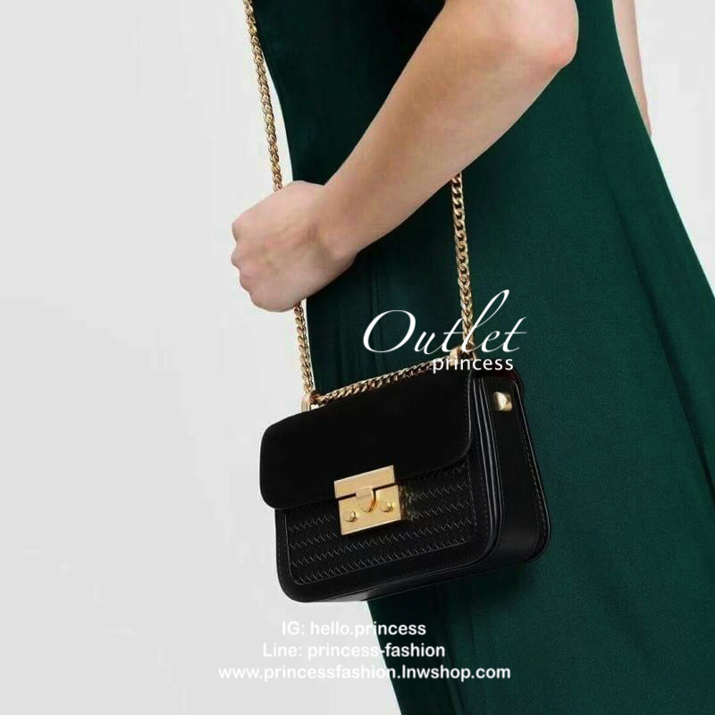 CHARLES & KEITH PUSH LOCK FRONT FLAP BAG 2018 กระเป๋าถือขนาดมินิดีไซน์สุดชิคคุณหนูมากค่ะโดดเด่นที่กระเป๋าpu ลายสานสวยสะดุดตา ฝาปิดกำมะหยี่ดูเรียบหรู เปิดปิดด้วยฝาปิดตัวล๊อคปั้มแบรนด์ ภายในมีช่องใส่บัตร ใส่มือถือ iphone8+ได้ค่ะ อะไหล่ทองสวย สายโซ่ยาวสะพายไ