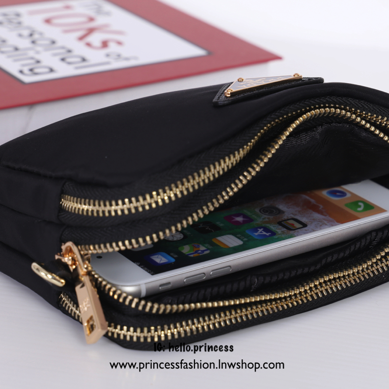 Prada 3 zipper mini crossbody nylon bag สินค้า Premium gift จากเค้าเตอร์แบรนด์ต่างประเทศ แท้💯 วัสดุผ้า nylon เนื้อหนาคุณภาพดี อะไหล่ทอง สวยหรู ดูแพง รุ่นนี้มี 3 ช่องซิปแบ่งเป็นสัดส่วน สามารถใส่ Iphone 8+ หรือรุ่นเทียบเท่าได้แบบสบายๆ ซับในพิมพ์ลายแ