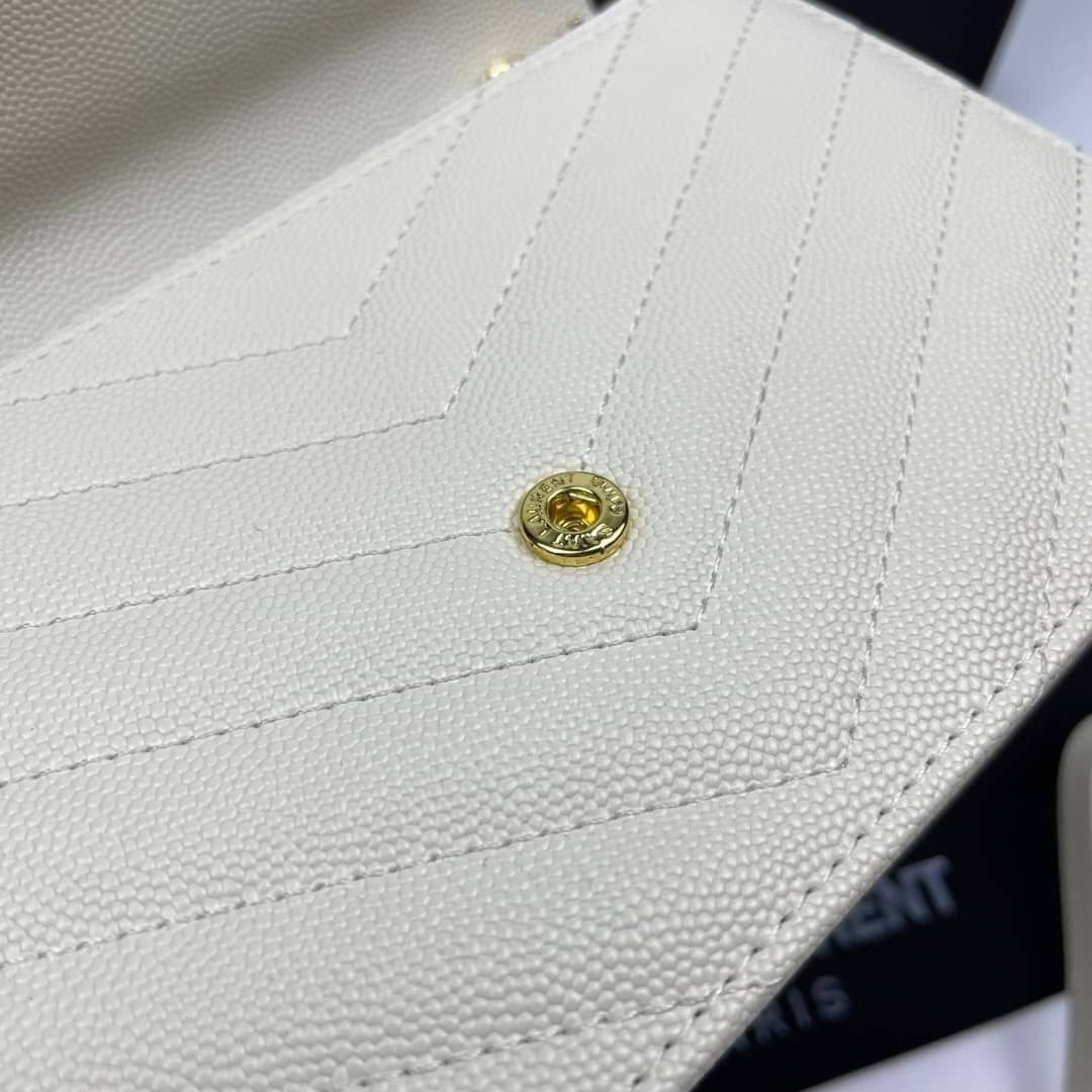 หนังแท้ YSL Yves Saint Laurent Envelope WOC 7.5” รุ่นฮอตปรอทแตก ทรงฐานตั้งได้ เป็นการดีไซน์กึ่งกระเป๋าสตางค์ ที่มาพร้อมสายสะพายยาว (เป็นสายโซ่ที่ต่อกับหนัง) สายถอดได้ (ปรับระดับไม่ได้) ถือเป็นคลัชก็สวยมากเลยค่ะ เป็นอีกหนึ่งรุ่นที่ให้ความรู้สึกเรียบแต่โก้ห