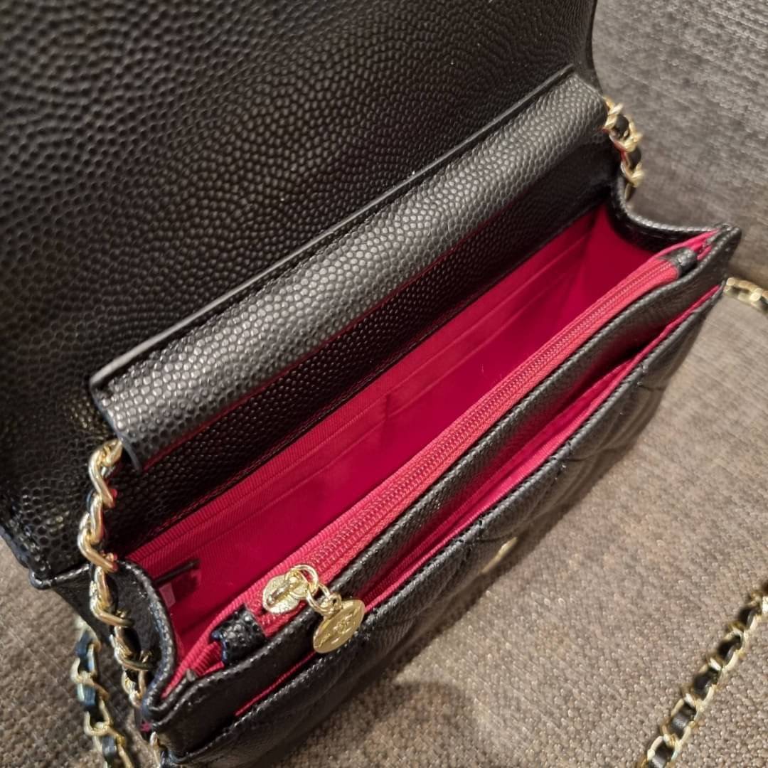 VIP 🥂 CHANEL WOC ฮอตกว่ารุ่นนี้คงไม่มีแล้ว!! เป็นรุ่นที่ถูกถามหาเยอะสุด!! ขายดีสุด!! และหมดไวมากๆ กระเป๋าสะพายข้างหนังลายคาร์เวีย มาพร้อมโซ่สะพายในตัว (ถอดออกไม่ได้) อะไหล่ทอง ดูผู้ดี้ ผู้ดี!! เปิด-ปิดกระเป๋าด้วยกระดุมแม่เหล็ก ภายในกระเป๋าเป็นช่อง