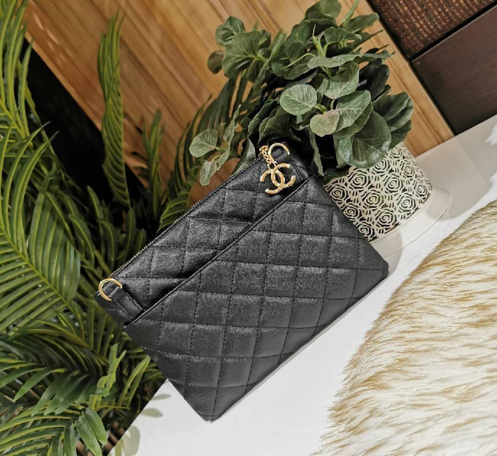 Chanel Crossbody Bag VIP Gift With Purchase (GWP) กระเป๋าสะพายพรีเมี่ยมกิ้ฟจาก Chanel Cosmetic Counter DutyFree วัสดุหนังคาเวียร์สวยหรูเปิดปิดด้วยซิปโลโก้แบรนด์สีทองสะดวกใช้ ด้านหน้ามีโลโก้ ด้านหลังมีช่องใส่ของ ภายในมีช่องซิป ใส่มือถือ ธนบัตร เครื่องสำอาง