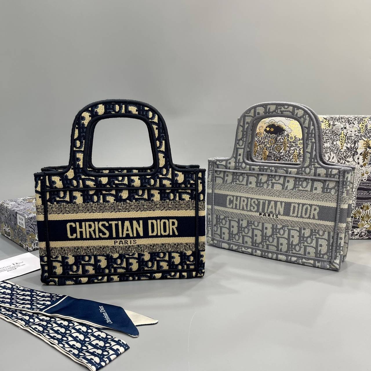 MINI DIOR BOOK TOTE 22cm Blue / Gray Dior Oblique Embroidery กระเป๋าถือทรง Shopping ขนาดมินิน่ารัก สวยคลาสสิค พกพาสะดวก ใช้งานง่ายสุดๆ วัสดุงานทอละเอียด ภายในโล่งกว้าง ภาพสินค้าถ่ายจากงานขายจริง ใช้งานต่างประเทศได้
