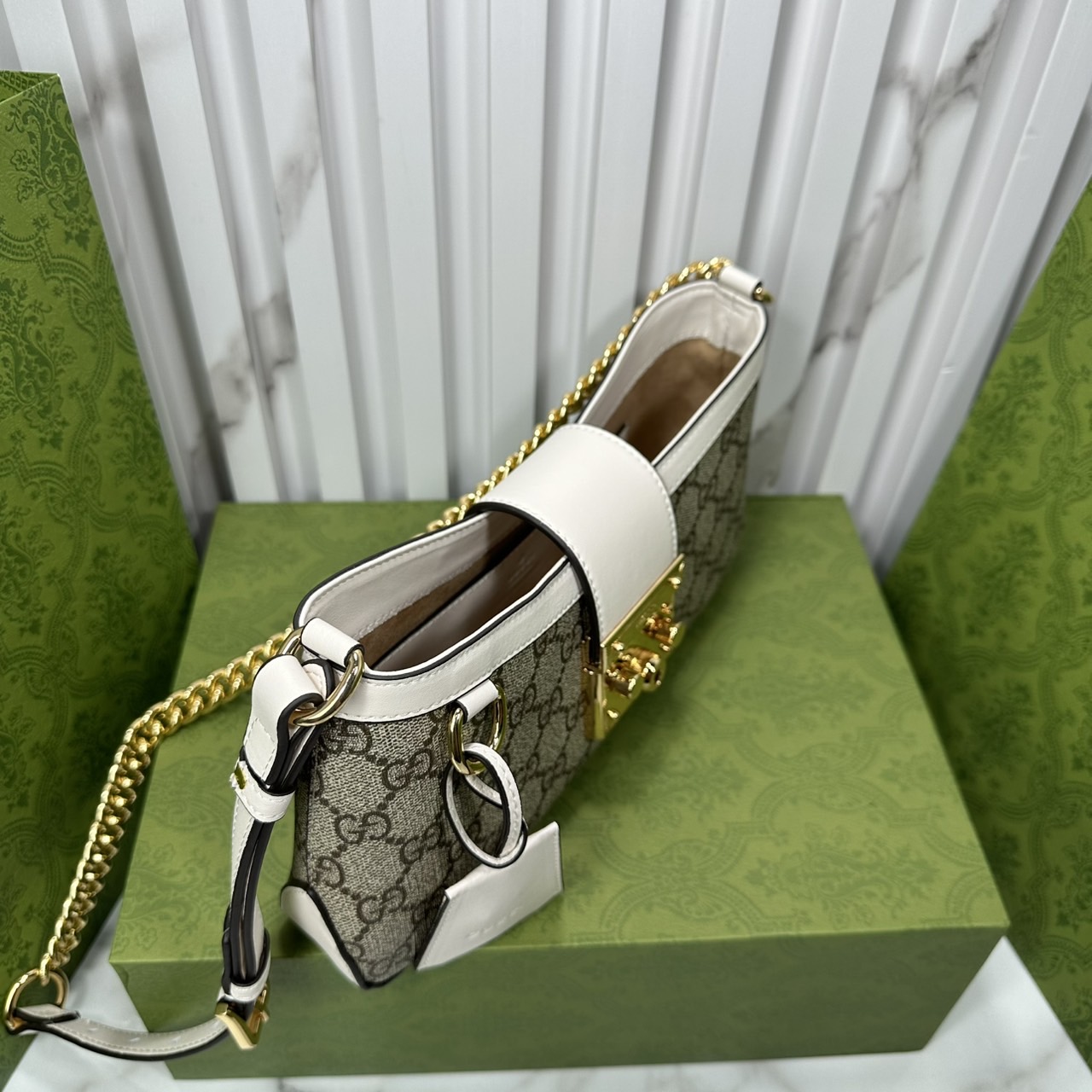 ORI หนังแท้ | GUCCI Padlock Small Shoulder Bag กระเป๋าสะพายทรงสวยวินเทจดีไซน์ไม่ซ้ำใคร หรูล้ำผู้ดี หนังแคนวาสพิมพ์ลายคมชัด ปากกระเป๋ามีแถบหนังคาดและอะไหล่กดล็อค