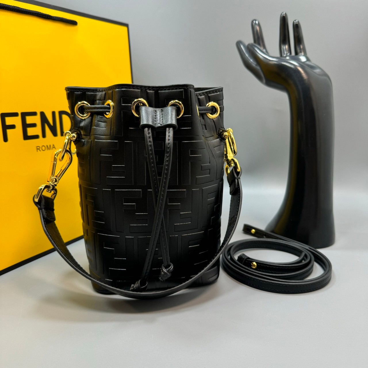 พร้อมส่ง 3 สี FENDI Mon Tresor Black leather mini-bag / FENDI Bucket Bag กระเป๋าสะพายทรงบัคเก็ตงานหนังเต็มใบ ไซส์มินิ เกรดออริ สลับแท้ 1:1