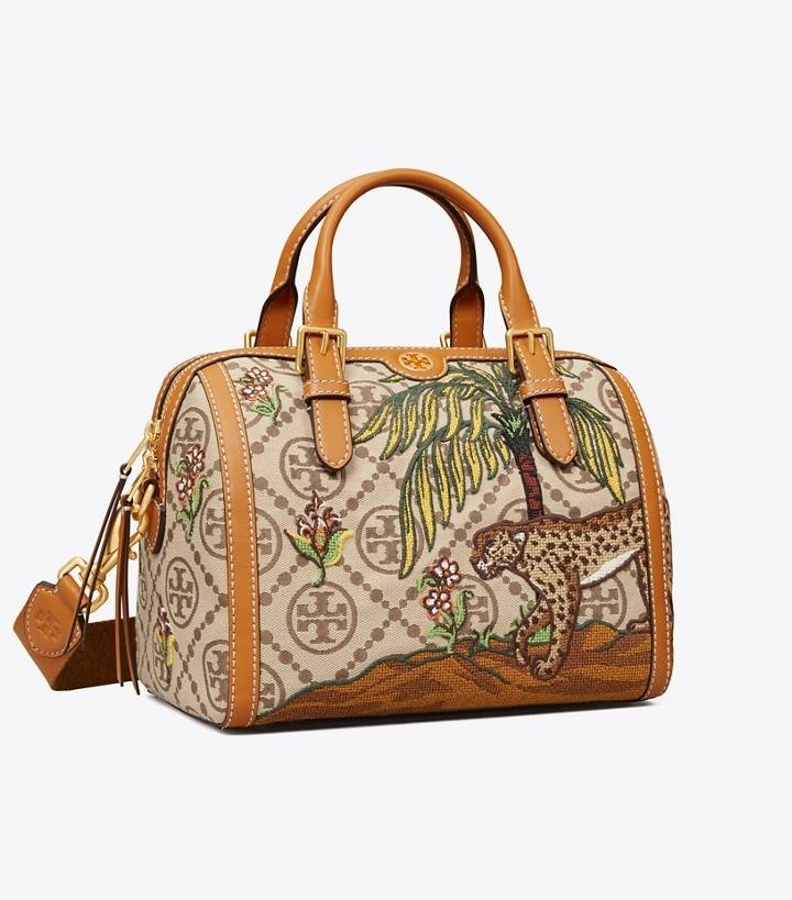 TORY BURCH T MONOGRAM JACQUARD EMBROIDERED DUFFLE คอลใหม่ล่าสุด สวยพร้อมเสิร์ฟแบบไม่ต้องรอพรีฯ ลายโมโนแกรมสุดคลาสสิคที่ถูกดีไซน์รังสรรค์ด้วยงานปักสุดชิค น่าใช้ใจฟูแค่แรกเห็น!! วัสดุ jacquard woven สลับหนังแท้ หูจับในตัว และพร้อมไปเลยกับสายสะพายข้าง ที่จะถ