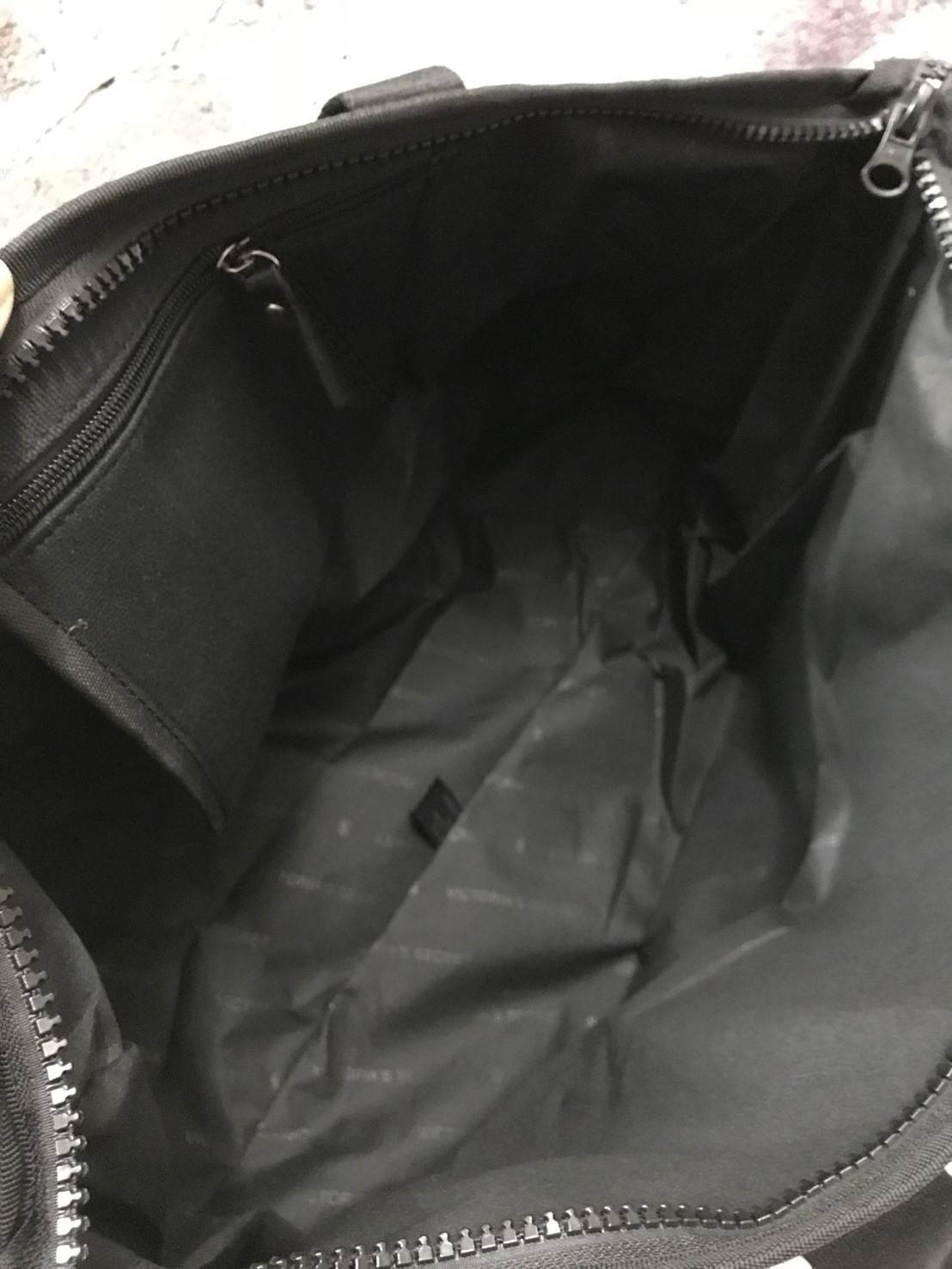 VICTORIA'S SECRET TRAVEL BAG กระเป๋าเดินทางใบใหญ่ น้ำหนักเบา วัสดุผ้า canvas ผสมNylon มีคุณสมบัติกันน้ำได้ ด้านหน้าสกรีนโลโก้แบรนด์ เปิดปิดด้วยซิปเดียวด้านบน ภายในกว้าง จุได้เยอะ อีกไอเทมสำหรับสาวๆที่ชอบเล่นกีฬา เดินช้อปปิ้ง เล่นโยคะ ใบนี้เหมาะมากเลย