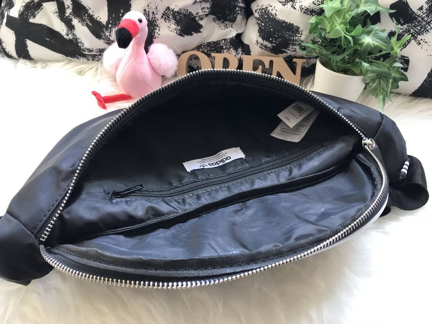 ADIDAS ORIGINALS ADICOLOR WAIST BAG ของมันต้องมี!! กระเป๋าคาดอก/คาดเอวสุดชิค ดีไซน์เรียบง่าย แต่สะพายแล้วเท่ คลาสสิคสุดๆ!! วัสดุ Nylon+Polyester กันน้ำได้ เปิด-ปิดฝากระเป๋าด้วยซิป หัวซิปปั๊มแบรนด์เป็น signature ภายในมีช่องโล่งกว้าง ใส่ของได้พอสมควร ใส่มือ