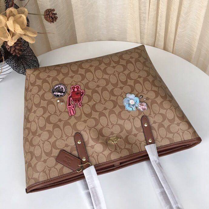 Coach KEITH HARING TOTE IN SIGNATURE CANVAS WITH PATCHES KHAKI MULTI /IMITATION GOLD