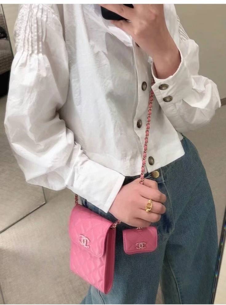 พรีเมี่ยมกิ๊ฟแท้ 100% 】หนังแท้ CHANEL PHONE BAG มาแล้วๆ น่ารักสุดๆ ใส่iPhone pro max ได้สบาย หนังคาเวียร์ ใบเล็กถอดแยกได้ ใส่พวงกุญแจเก๋ได้เลย