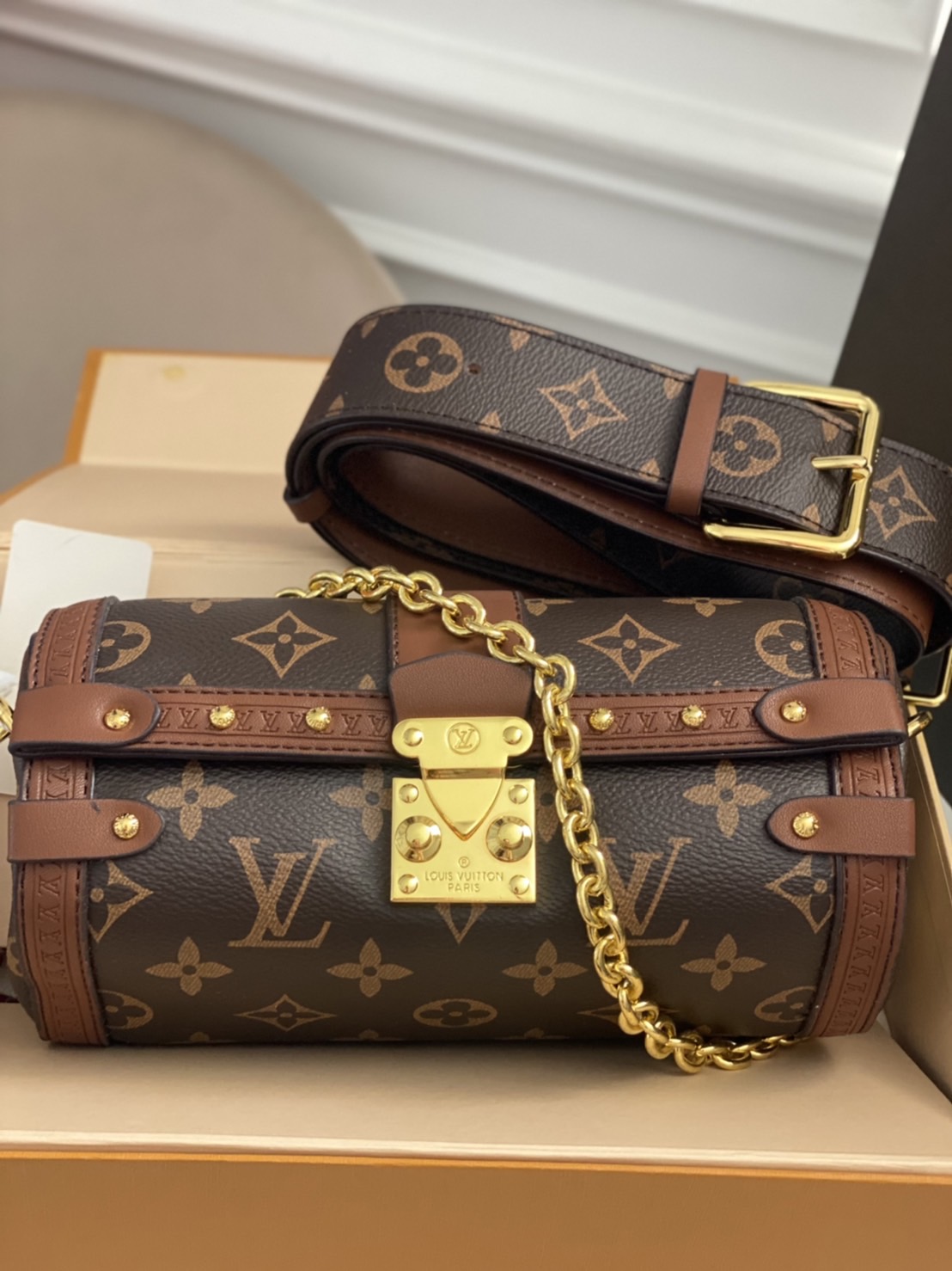 LV Papillon Trunk Monogram Canvas - Handbags เกรดออริจินอล ใช้งานต่างประเทศได้ พร้อมส่งที่ไทย กระเป๋าทรงสวย ดีไซน์หรู มีสายมาให้ 2 เส้น สายโซ่และสายหนังสปอร์ตเส้นใหญ่ วัสดุหนังแคนวาสอย่างดี ใบจริงสวยสุดคุ้ม