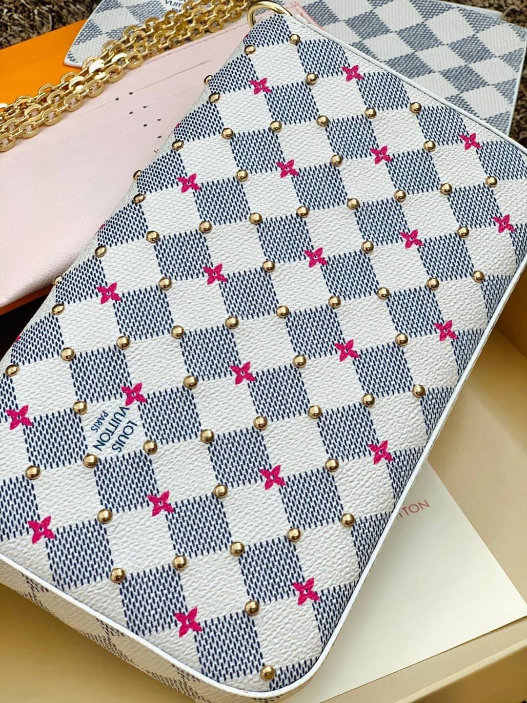 VIP 🥂 อัพลุคให้ตัวเองดูดีกับกระเป๋าทรงคลัท//สะพายครอสบอดี้ร์แถมเป็นรุ่นที่ใช้ได้ตลอดทั้งวันด้วยนะคะ Louis Vuitton Monogram Casual Style Calfskin / LV Monogram Casual กระเป๋าทรงคลัทแบบฝาปิด หนังแท้ ลายสวยมากๆค่ะ