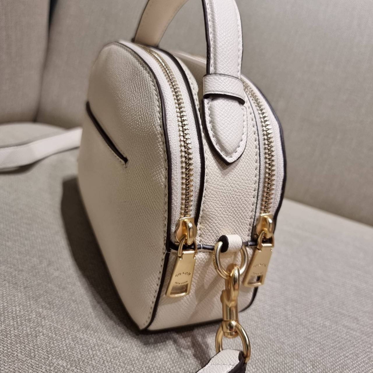 COACH 1589 SERENA SATCHEL กระเป๋าสะพายคอลเลคชั่นยอดฮิต ดีไซน์ลุคผู้ดี ต้องยกให้น้องใบนี้เลย!! จัดสีคุณหนูมาให้ สวยตาแตก!! วัสดุหนัง crossgrain ทนทาน เปิด-ปิดด้วยซิป 2 ช่องหลัก ภายในเป็นช่องโล่ง เก็บของได้แบบสบายๆ ใส่มือถือได้ทุกรุ่น สามารถหยิบไปแมทช์ได้ง่