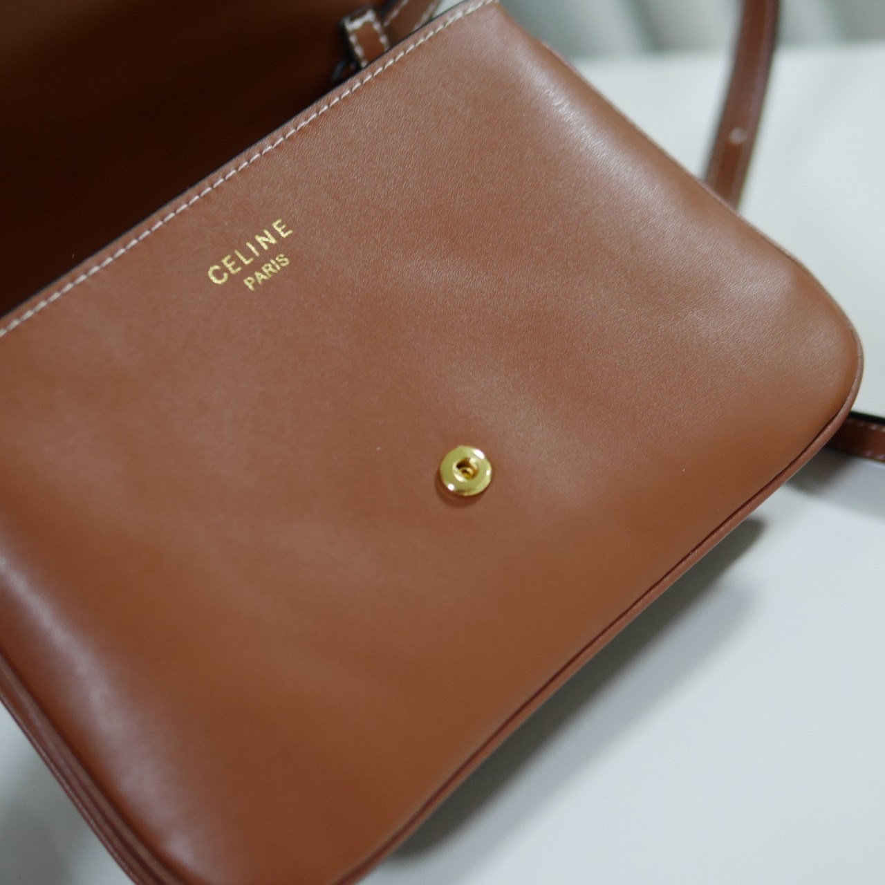 Celine Medium Tabou In Smooth Calfskin พร้อมส่งรุ่นใหม่แล้วค่า กับ CELINE SHOULDER BAG หนังเรียบสวยหรู ปรับดับพวงกุญแจสีทองด้านหน้า ด้านในเปิดด้วยด้วยกระดุม แบ่งช่องใส่ของออกเป็นสัดส่วน พร