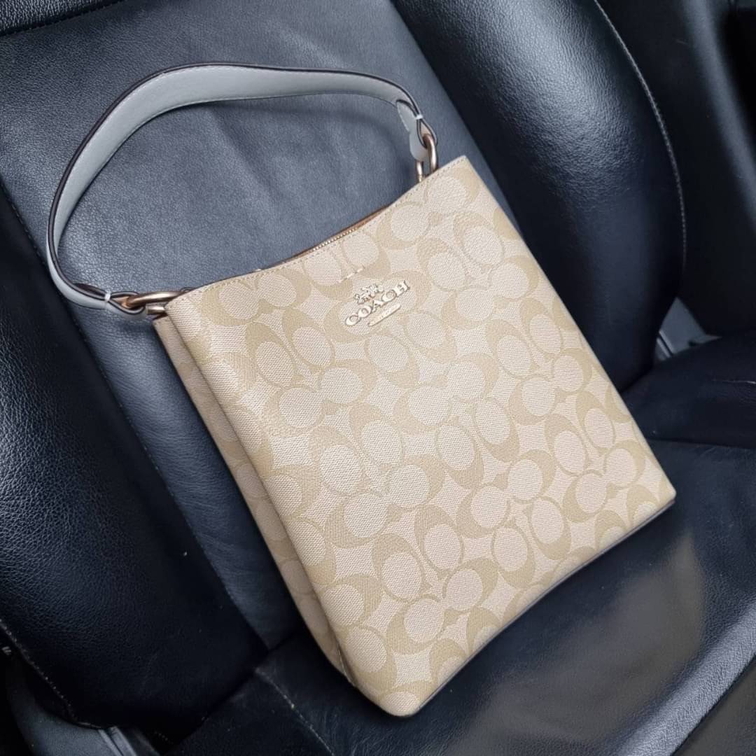 COACH 2312 SMALL TOWN BUCKET BAG IN SIGNATURE CANVAS รุ่นยอดนิยมใบเล็กมาครบสีแล้วจ้า กระเป๋าทรงบัคเก็ต สีผู้ดี๊ผู้ดี ตัวกระเป๋าดีไซน์คลาสสิคลายซี ดูโดดเด่น วัสดุหนังแคนวาสเคลือบลาย สวยคมทุกมุมจริงๆ!! เปิด-ปิดด้วยกระดุมแม่เหล็กทั้ง 2 ฝั่ง ภายในเป็นช่องโล่ง