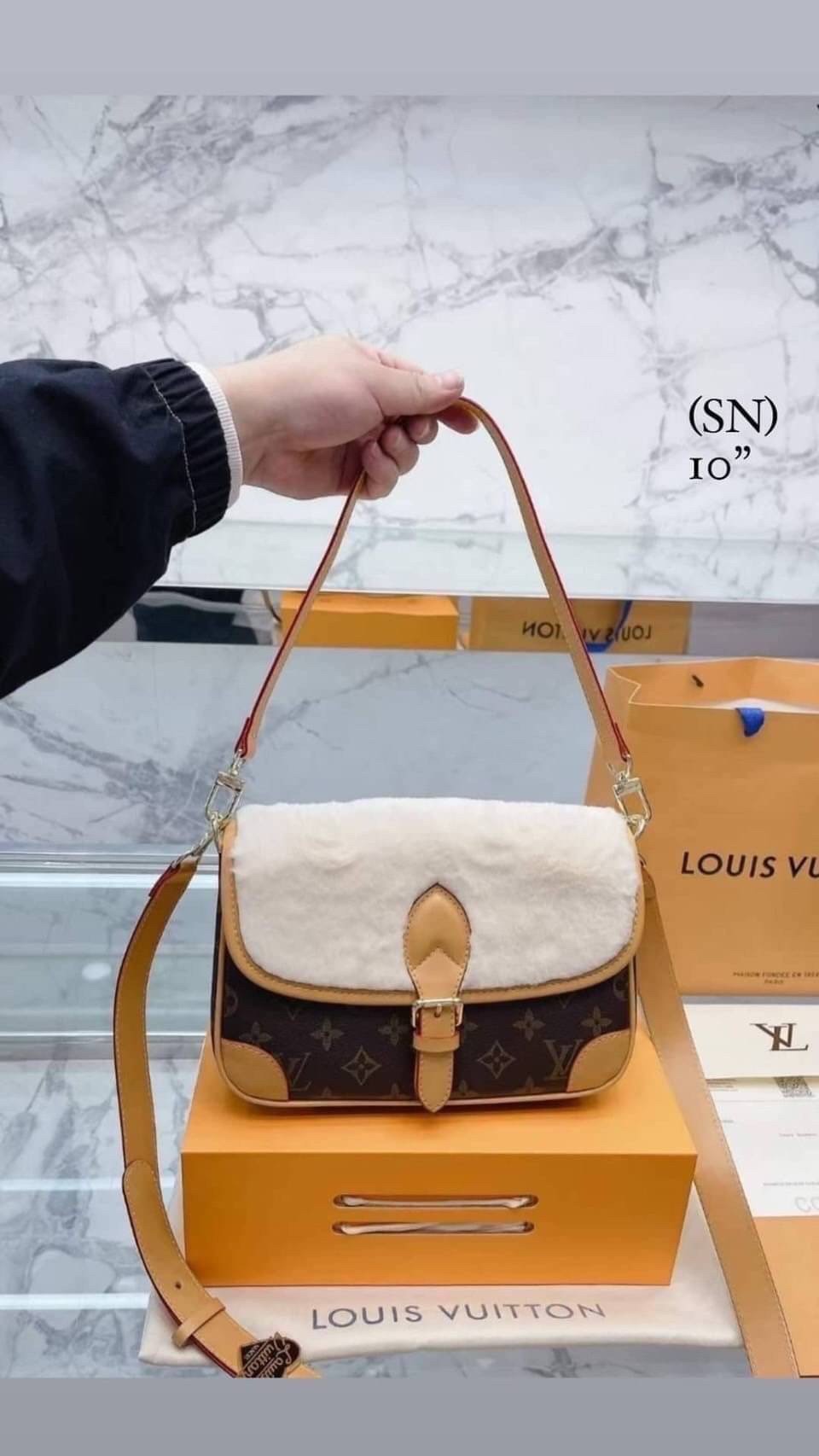 LV DIANE FLEECE BAG ใหม่กับรุ่นที่ทำมาจำนวนจำกัด ดีไซน์ต้อนรับอากาศเย็นๆช่วงส่งท้ายปี กับกระเป๋าสะพายทรงสวย ดีไซน์คลาสสิคซ่อนความหรู ด้วยการตกแต่งขนฟูนุ่ม วัสดุหนังแคนวาสตัดสลับหนังแท้