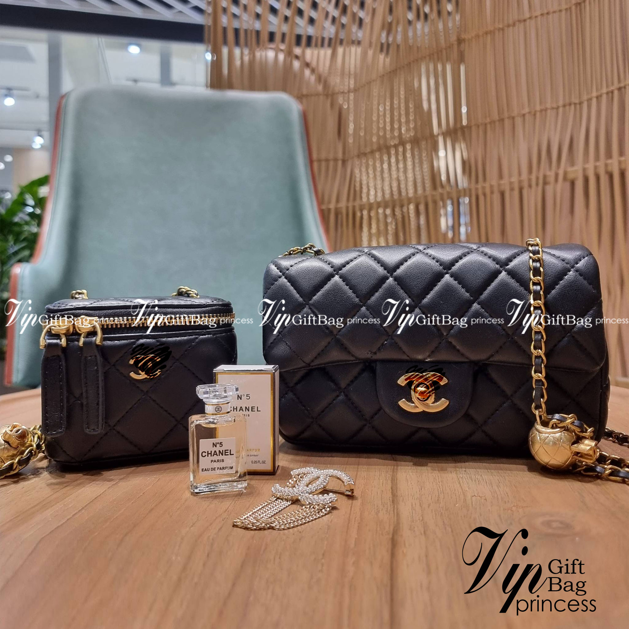 VIP 🥂 เซ็ทคือที่สุดของความคุ้ม CHANEL GIFT BOX SET สุดหรูชวนให้สะสม สุดยอดไอเท็มหายากพร้อมเสิร์ฟครบชุด สุดคุ้ม มาพร้อมกระเป๋าสะพายถึง 2 ใบ สุดหรูลิมิเต็ด จับคู่รุ่นยอดฮิต และที่พิเศษยังมีน้ำหอมตัวท็อปมาให้อีก chanel no.5 ที่แสนจะเย้ายวน ในขนาด 7.5