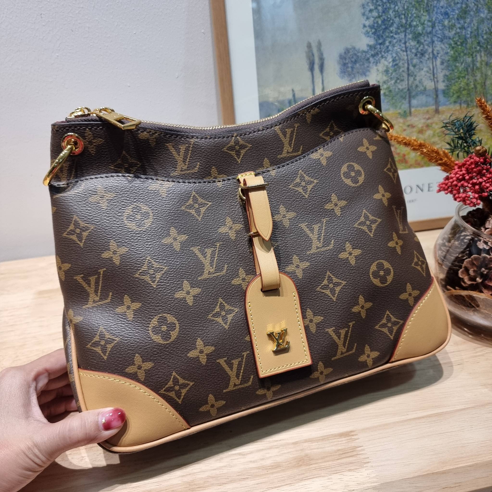 LV Odeon PM 2020 กระเป๋าสะพาย ดีไซน์คลาสสิค ใบใหญ่กำลังดี ทำให้ใช้งานได้สะดวก วัสดุหนังแคนวาสทนทาน