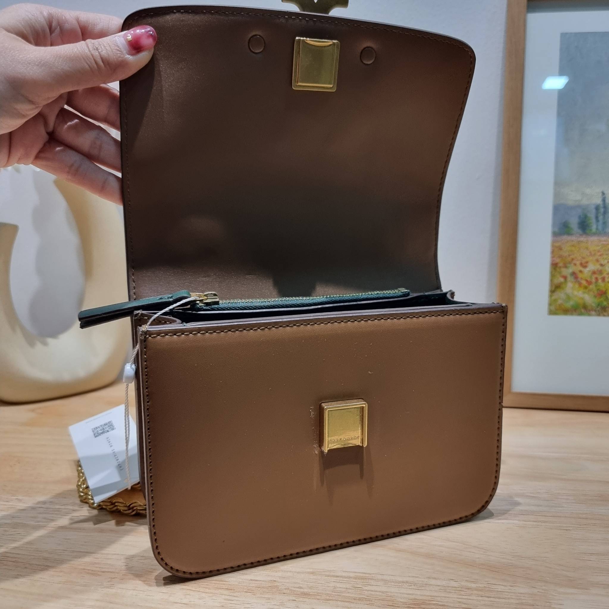 Tory Burch Bag / TORY BURCH ELEANOR SMALL CONVERTIBLE SHOULDER BAG ฮอตไอเท็ม รุ่นนี้ขายดีขายหมด สวยหรู คุณหนู ผู้ดี!! หายากมากแล้วน้า กระเป๋าสะพายข้าง ดีไซน์อยู่ทรง ขนาดกำลังสะดวกใช้ เปิด-ปิดด้วยแถบแม่เหล็ก