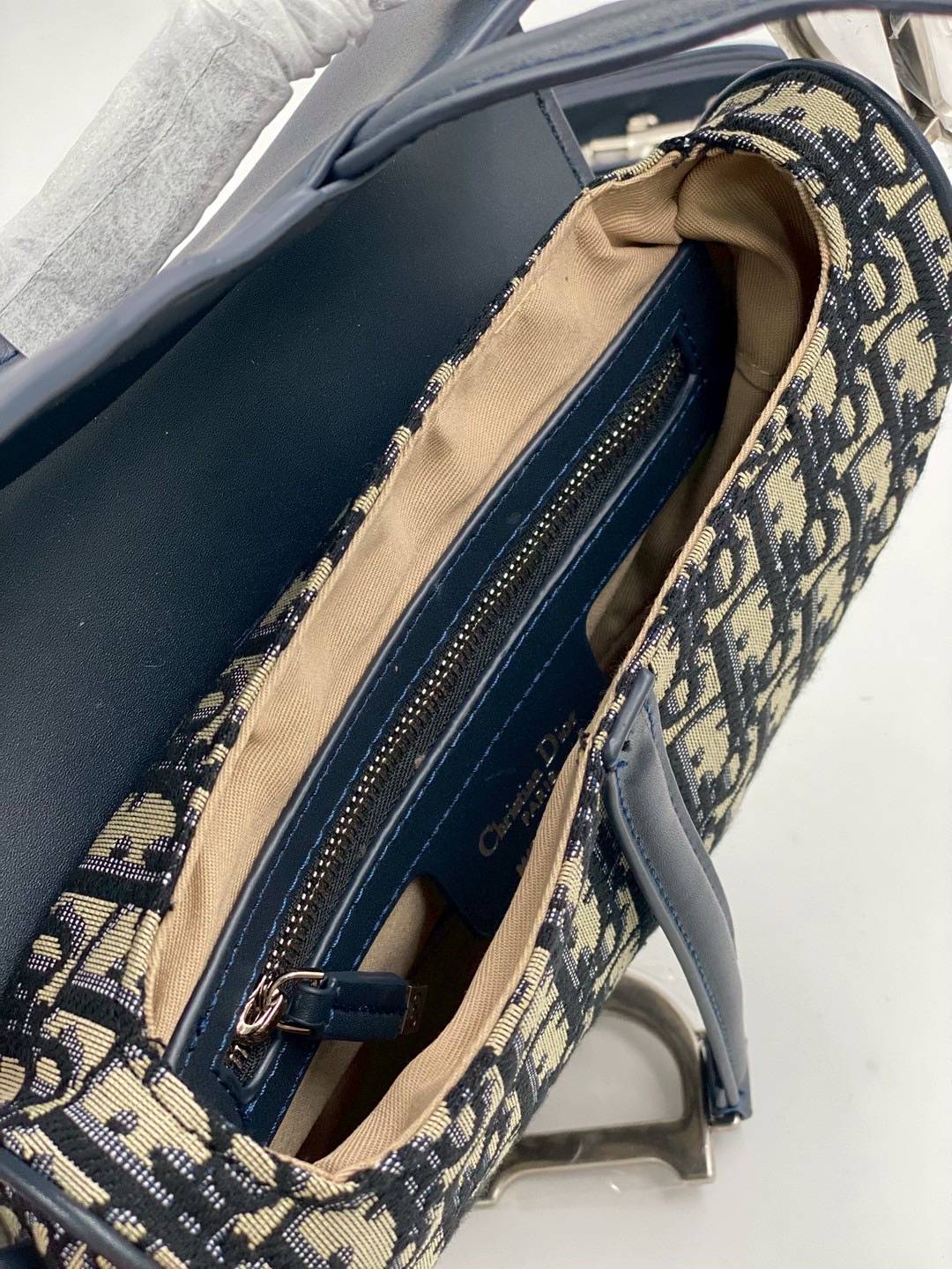 ORI หนังแท้ | DIOR Saddle Bag with Strap กระเป๋าถือ/สะพายทรงอานม้า รุ่นยอดนิยมที่มีเอกลักษณ์สวยงามเหนือกาลเวลา รุ่นใหม่ฝาพับแบบหนัง