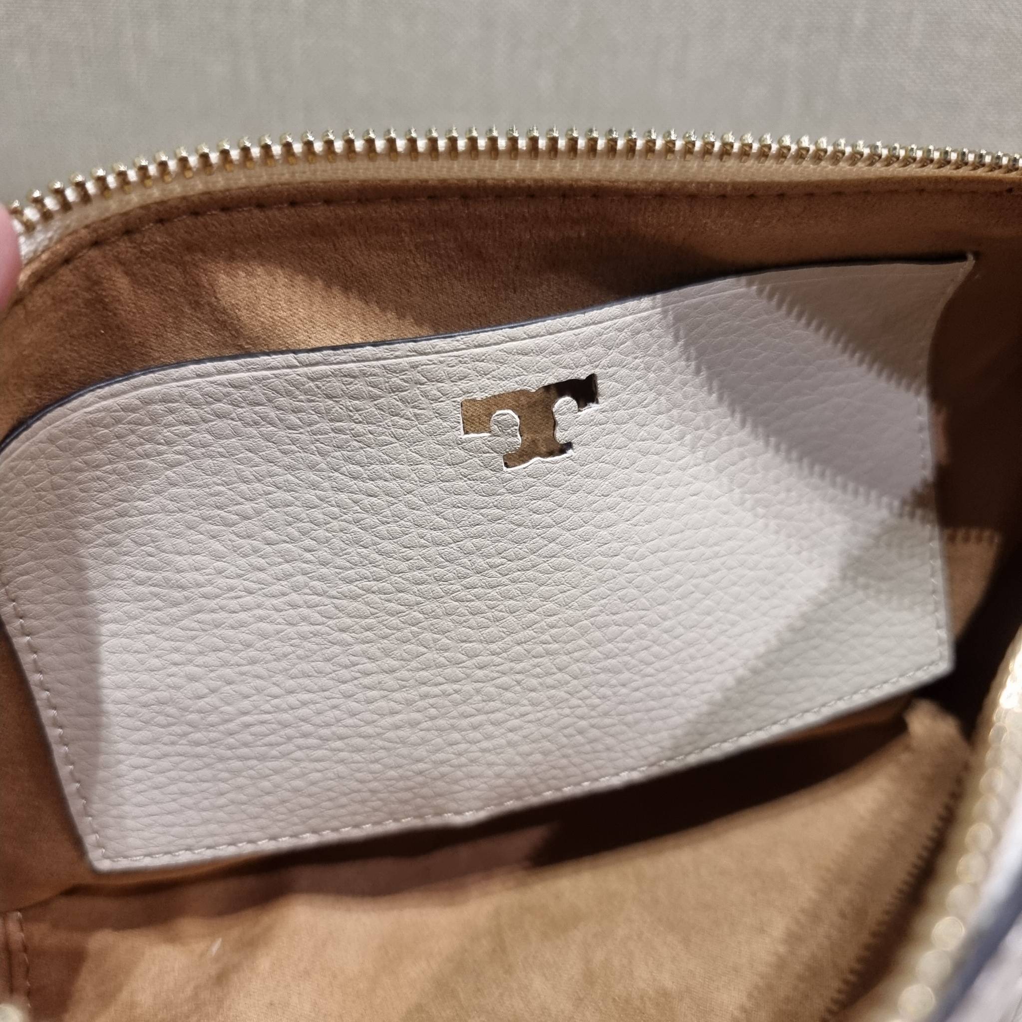 TORY BURCH MCGRAW WEDGE กระเป๋าสะพายไหล่ ทรงสวยไม่ซ้ำ ไม่เกร่อ!! สะดวกใช้งาน ดีไซน์เรียบแต่แฝงความหรู และคลาสสิคในตัว วัสดุหนังลูกวัว สัมผัสดี สวยคม เปิด-ปิดด้วยซิป ภายในเป็นช่องโล่ง มีช่องย่อยเก็บบัตร มาพร้อมสายสะพายในตัว ปรับได้อีกเล็กน้อย ไอเท็มนี้เหมา