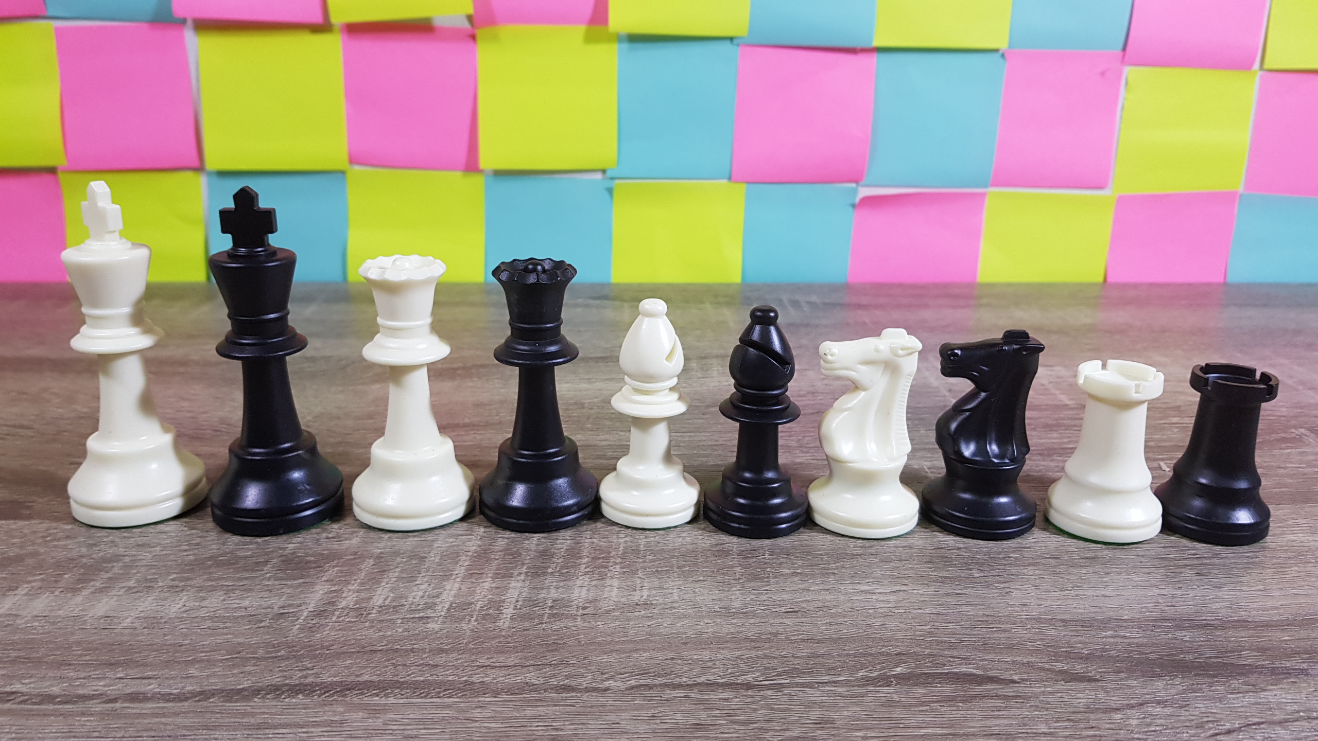 ตัวหมากรุกสากลเรซิ่นพร้อมกระเป๋าผ้าใส่ตัว