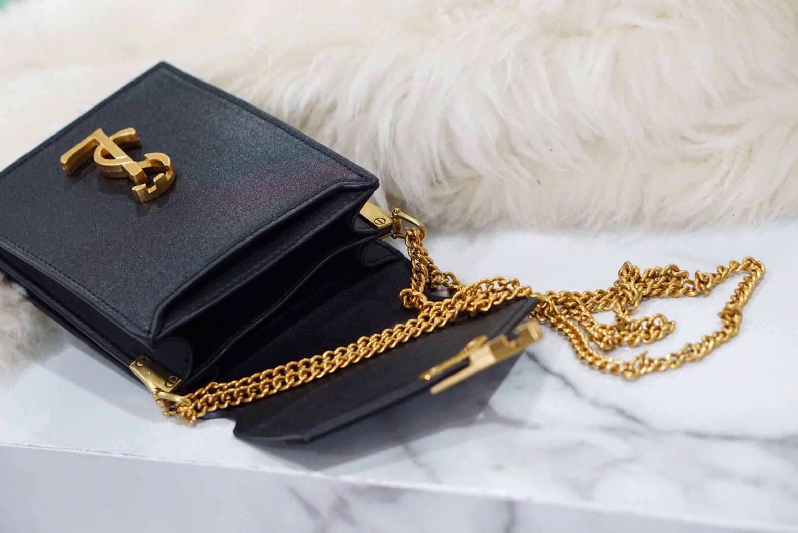 VIP 】YSL SAINT LAURENT CRASSANDA MONOGRAM PHONE BAG 5สี พร้อมส่งที่ไทย ที่นี่ที่เดียว กระเป๋าสะพายครอสบอดี้ขนาดกำลังน่ารักเลยย ทรงสูงใส่โทรศัพท์ได้ทุกรุ่น งานหนังเรียบสวย อะไหล่ทองรมควันหรูมากๆ สะพายดึงได้ทั้งสั้น ยาว ช่องด้านในแบ่งช่อง หยิบของสะดวกค่า ไม