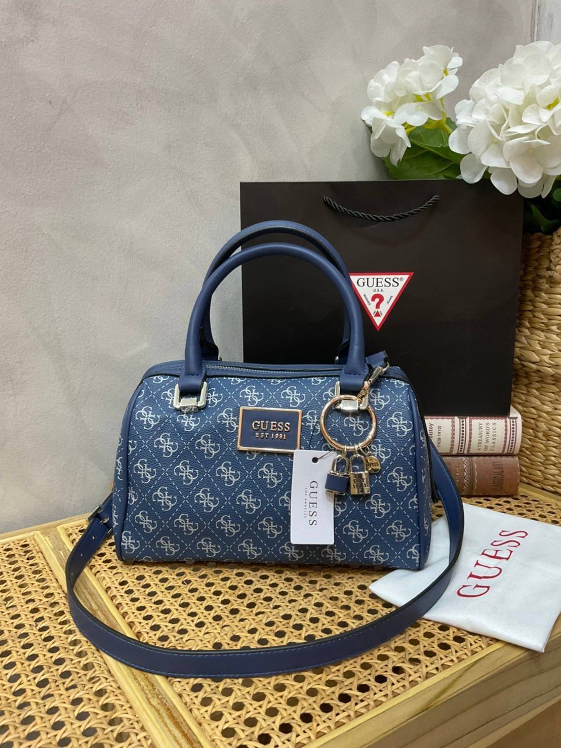 Guess Handbag with Small Shoulder Strap Tyren SG796605 New collection!! Guess ทรงหมอน ขนาดเล็ก ลายซิกเนเจอร์แบรนด์ ทรงหมอนยอดฮิต มีให้เลือก 5 สี สีสวยคลาสสิก เข้ากับง่ายกับทุกชุด ปิด/เปิด ด้วยซิป ภายในโล่งกว้าง แยกเป็นสัดส่วนใช้งาน ซับในตราแบรนด์ ใส่กระเป