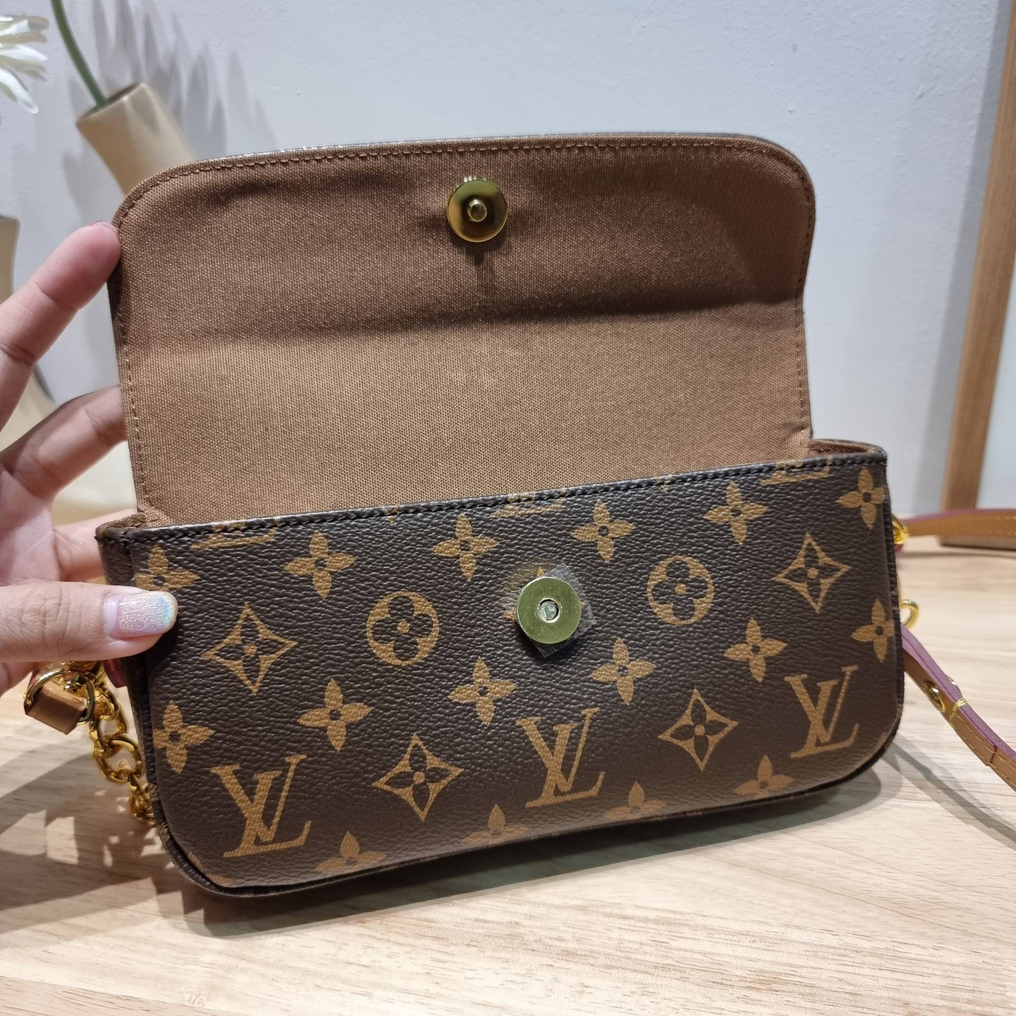 LV IVY WALLET ON CHAIN กระเป๋าสะพายกึ่งกระเป๋าสตางค์ รุ่นยอดนิยม สุดคุ้มด้วยลูกเล่นที่หลากหลาย สายสะพาย 2 เส้น สะพายไหล่และสะพายข้าง