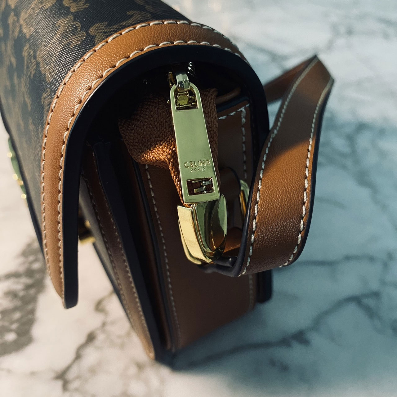 CELINE Teen Triomphe Bag 20cm กระเป๋าสะพายรุ่นยอดนิยม งานสวยอยู่ทรง ไม่มีไม่ได้เลยกับไอเท็มสุดคลาสสิค เนเชอรัลโทน ดูดี ดูแพง -- รับตัวแทนกระเป๋า