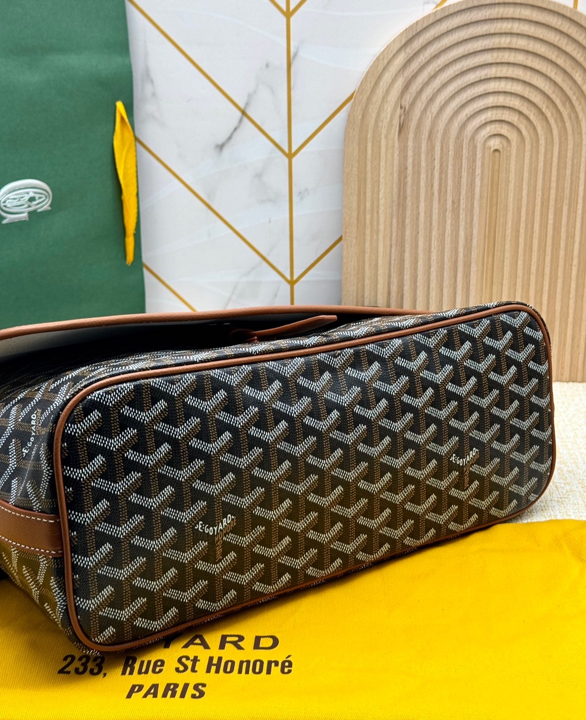 GOYARD Capetien MM Messenger Bag กระเป๋าแมสเซ็นเจอร์ใบใหญ่ ที่สุดของความหรู ตอบโจทย์การใช้งานจุของได้เยอะ เอกสาร แทปเล็ต พร้อมสายสะพาย ใช้งานง่าย ใบจริงสวยงามตามรูปค่ะ